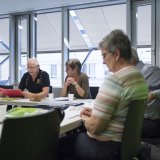Entre devoirs, jeux et exercices pratiques, le cursus offre aux seniors des outils pour s'intégrer en société - image d'illustration